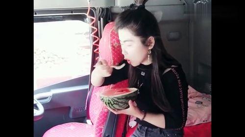 女孩吃瓜后跳舞,女孩吃瓜后翩翩起舞的欢乐时光